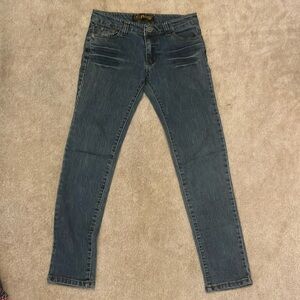 Women's skinny jeans size 28.